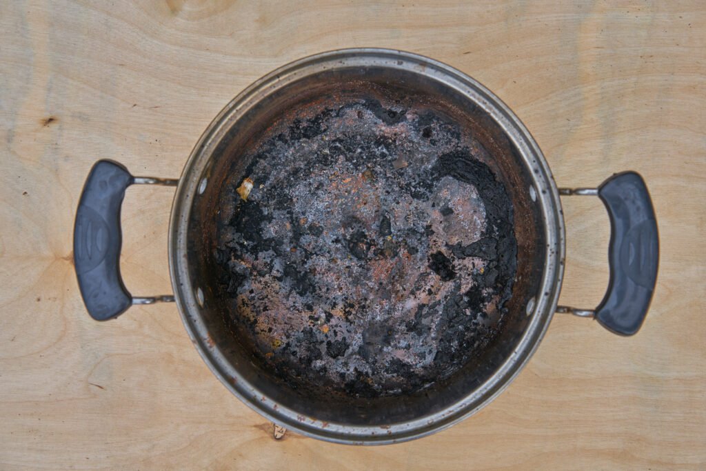 L’image actuelle n’a pas de texte alternatif. Le nom du fichier est : burning-pot-wooden-table-background-scaled.jpg
