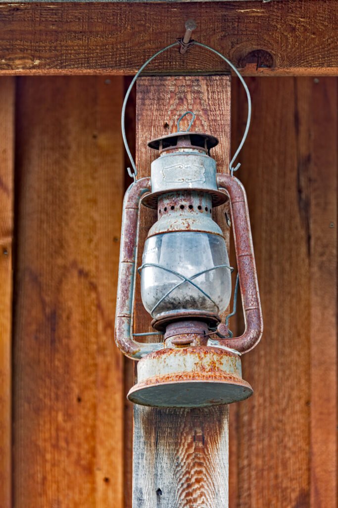 L’image actuelle n’a pas de texte alternatif. Le nom du fichier est : old-rusty-oillamp-summer-wooden-shed-scaled.jpg